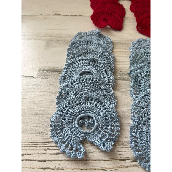 Set of 51 small circular crocheted doilies - Picture 2 of 12